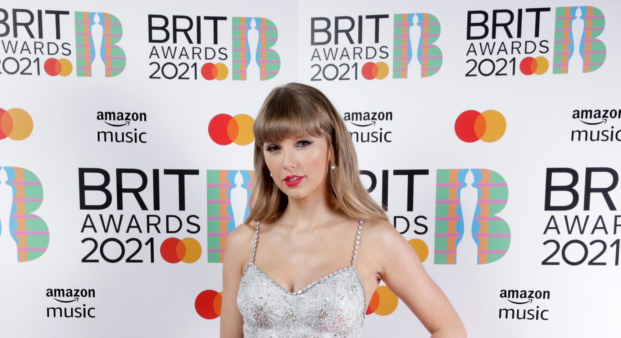 LONDON, ENGLAND - MAY 11: Taylor Swift, winner of the Global Icon award poses in the media room duri...