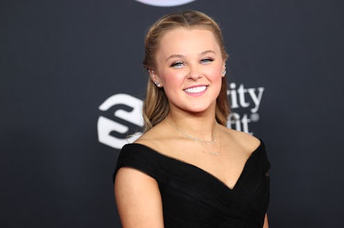 LOS ANGELES, CALIFORNIA - NOVEMBER 21: JoJo Siwa attends the 2021 American Music Awards at Microsoft...