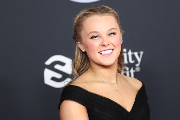LOS ANGELES, CALIFORNIA - NOVEMBER 21: JoJo Siwa attends the 2021 American Music Awards at Microsoft...