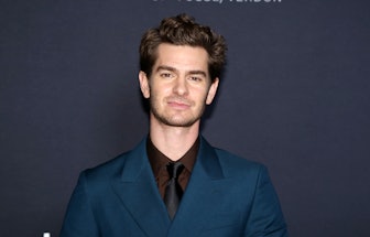 NEW YORK, NEW YORK - NOVEMBER 15: Andrew Garfield poses at the New York Premiere of A Netflix film "...
