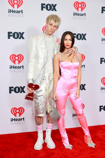 LOS ANGELES, CALIFORNIA - MAY 27: (EDITORIAL USE ONLY) (L-R) Machine Gun Kelly, winner of the Altern...