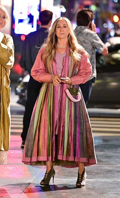 Sarah Jessica Parker wears Fendi Baguette Nano Bag as Carrie Bradshaw in 2021.