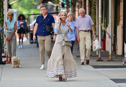 Sarah Jessica Parker wears a Gucci & Balenciaga Hourglass bag as Carrie Bradshaw in 2021.