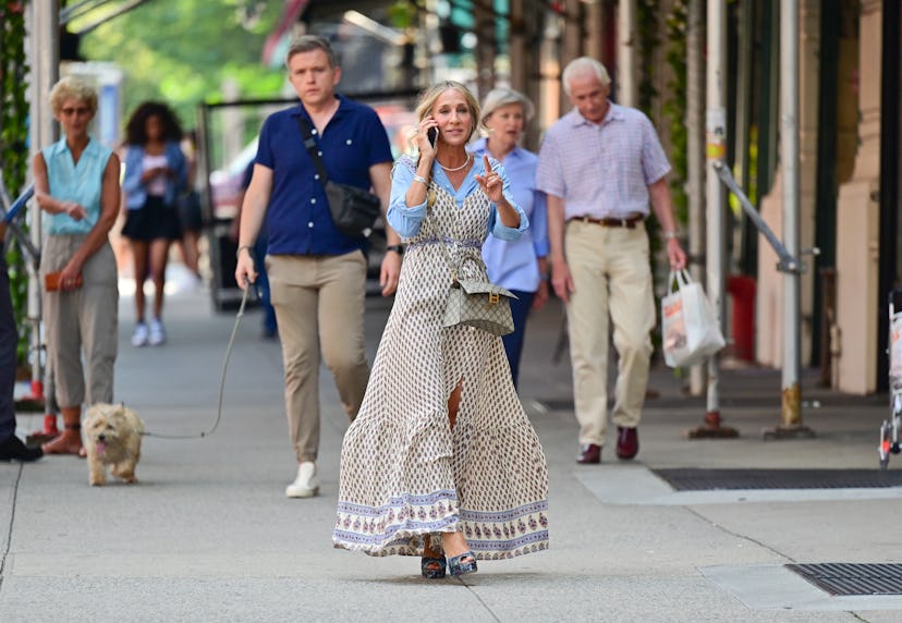 Sarah Jessica Parker wears Gucci & Balenciaga Hourglass bag as Carrie Bradshaw in 2021.