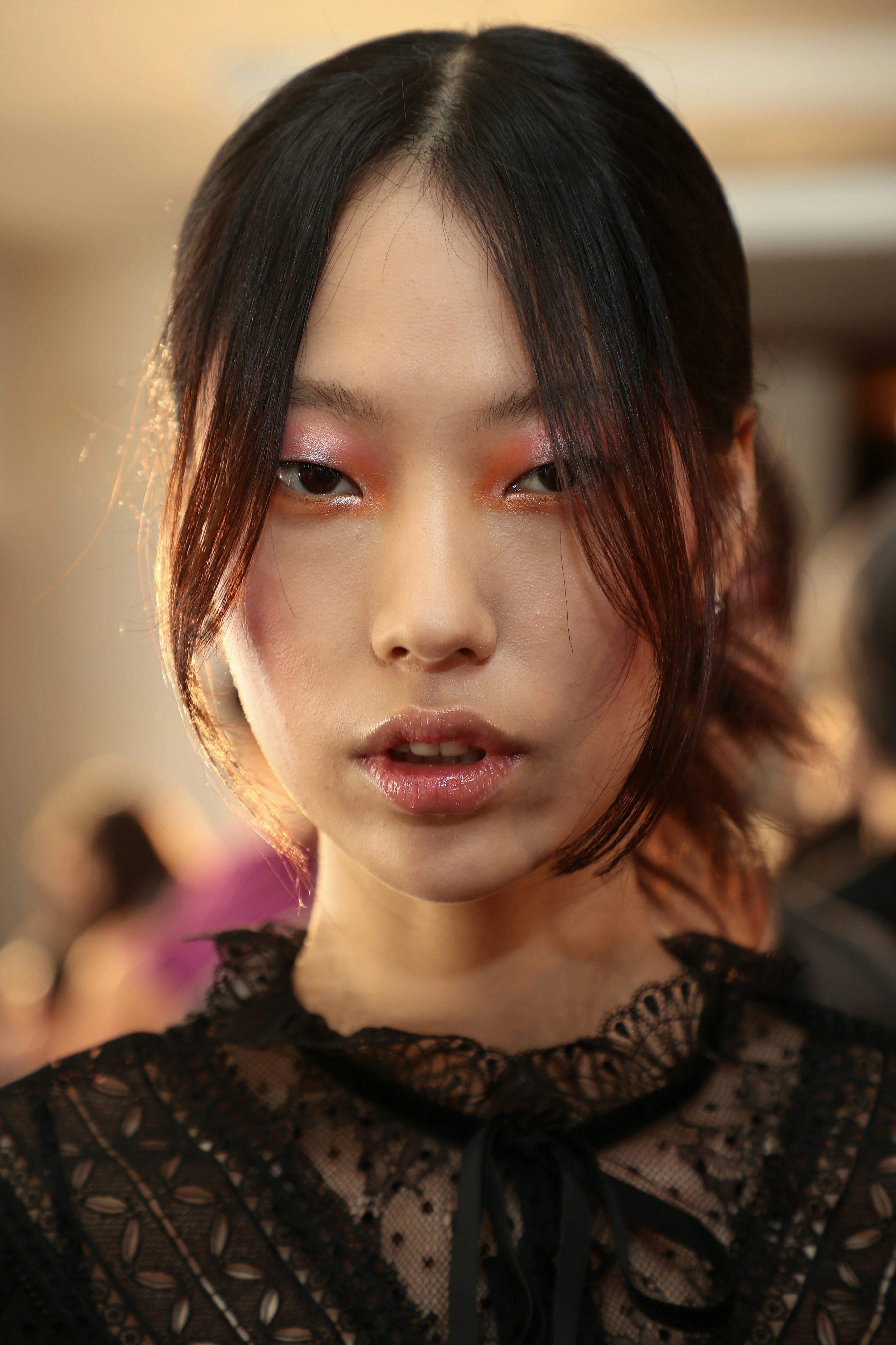 Experts predict the makeup trends that you&rsquo;ll see in 2022, from graphic eyeliner to pink eyeshadow t&hellip;