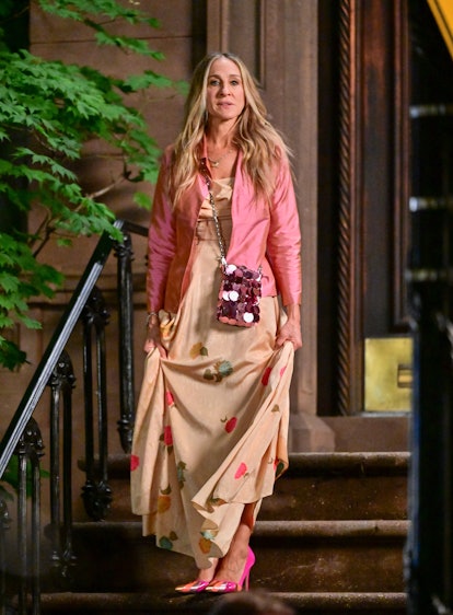 Sarah Jessica Parker wears Paco Rabanne Sparkle 1969 mini bag as Carrie Bradshaw in 2021.