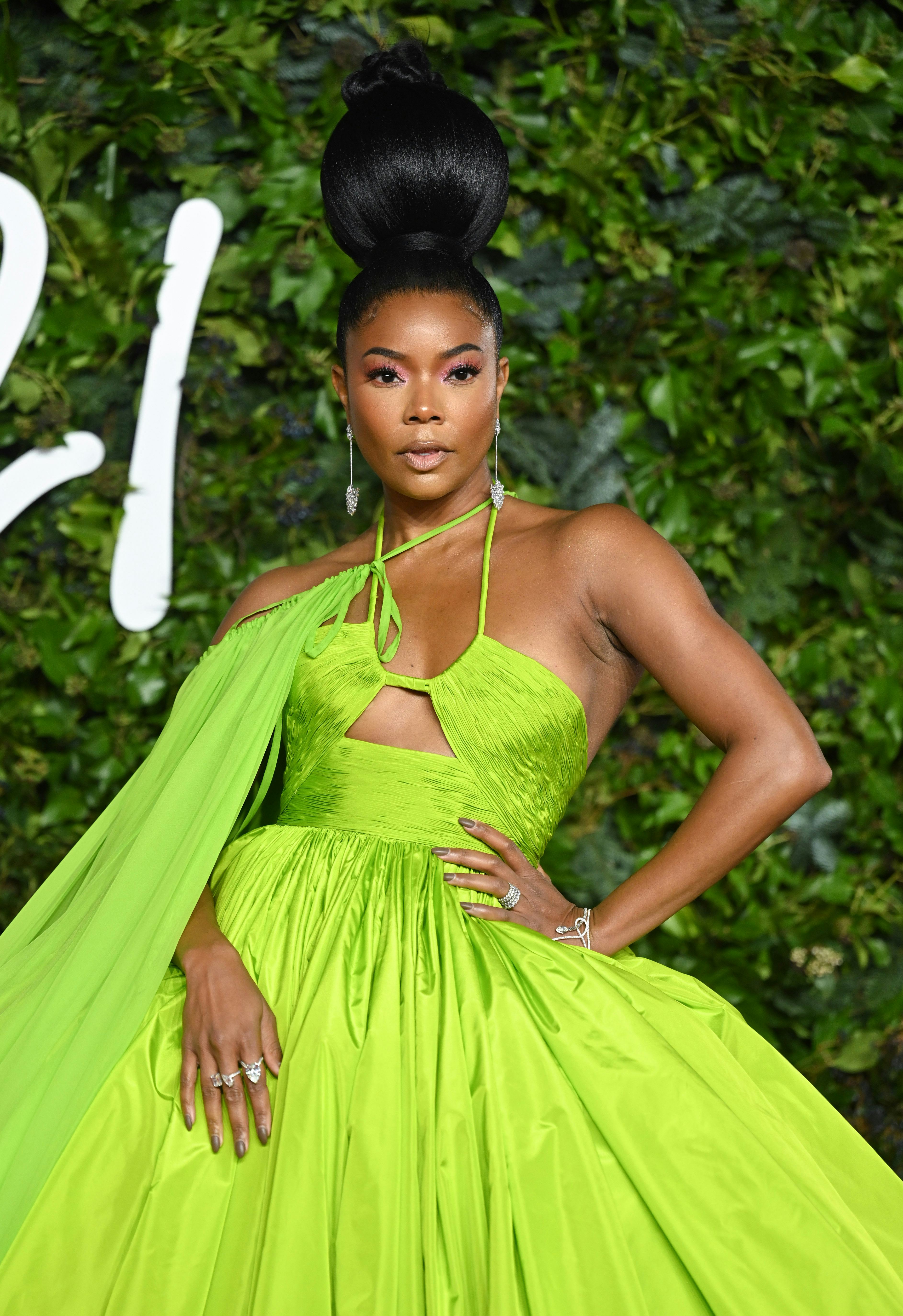 Gabrielle Union attends The Fashion Awards 2021 with an extra-large bun, one of the best hairstyles ...