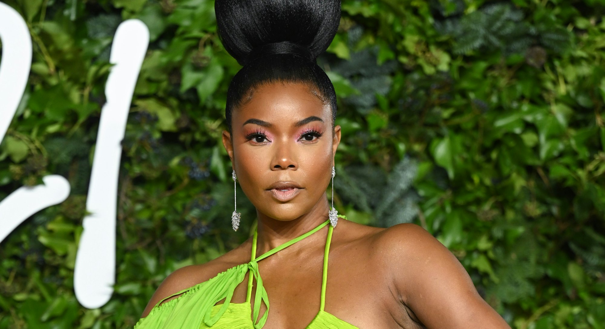 Gabrielle Union attends The Fashion Awards 2021 with an extra-large bun, one of the best hairstyles ...