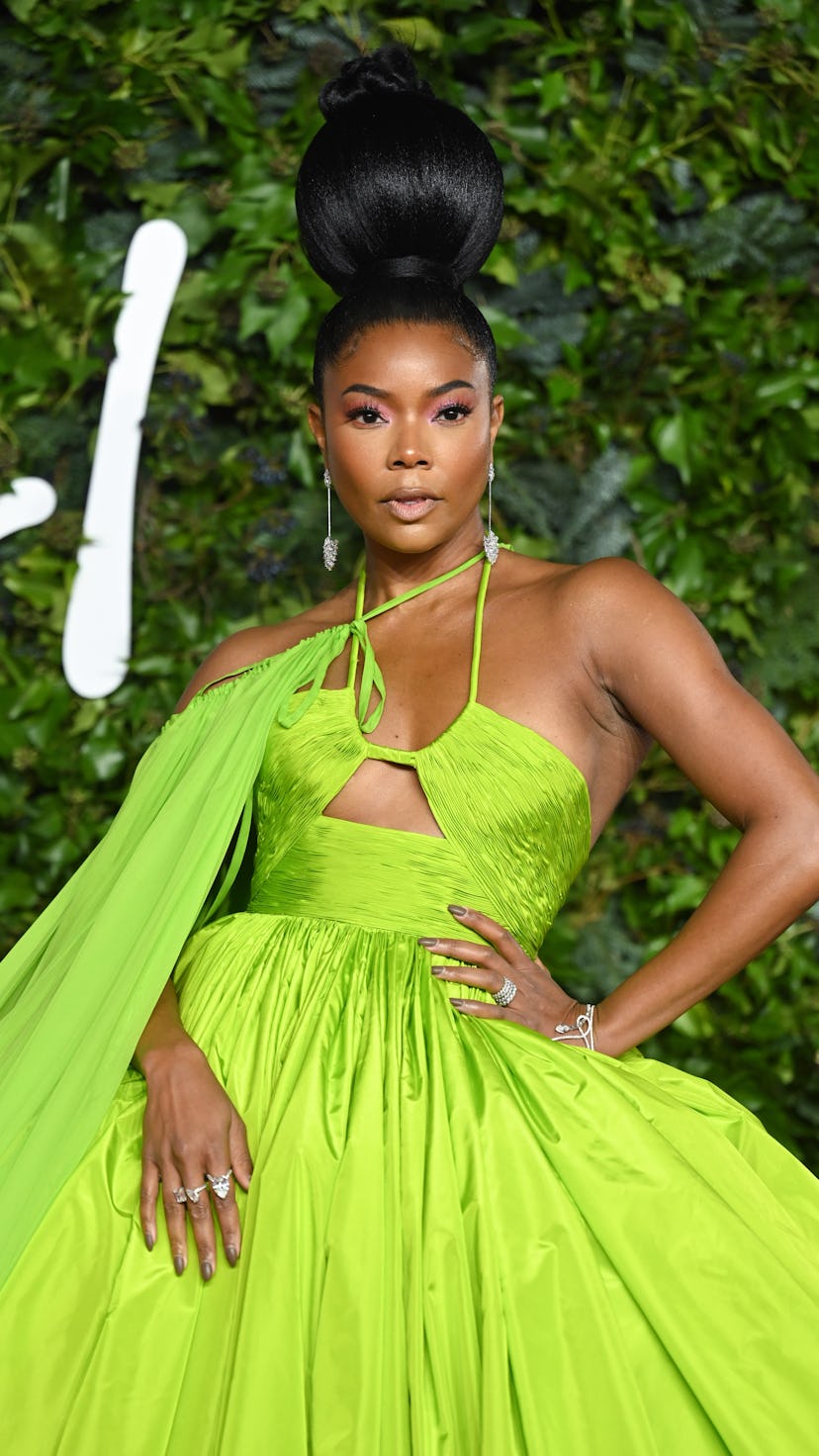 Gabrielle Union attends The Fashion Awards 2021 with an extra-large bun, one of the best hairstyles ...
