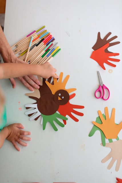 13 Thanksgiving Crafts For Kids & Toddlers That Are Too Easy