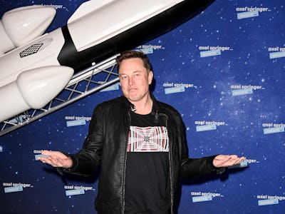 BERLIN, GERMANY DECEMBER 01:  SpaceX owner and Tesla CEO Elon Musk poses on the red carpet of the Ax...