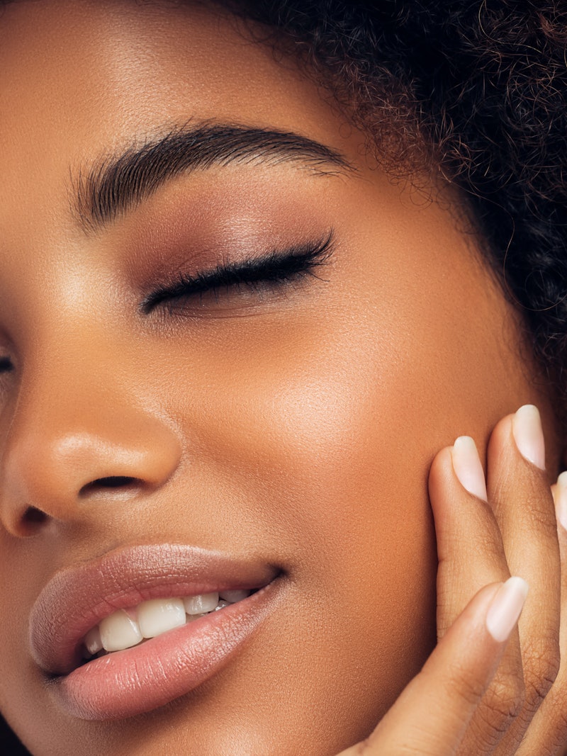 These are the best foundation tips for very dry skin, according to makeup artists.