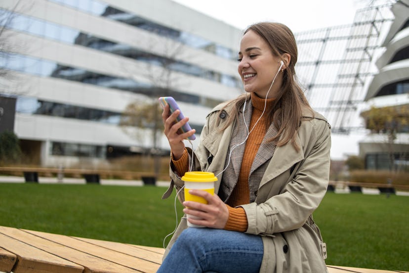 Showcase your wry wit with a funny Hinge “dating me is like” prompt response.