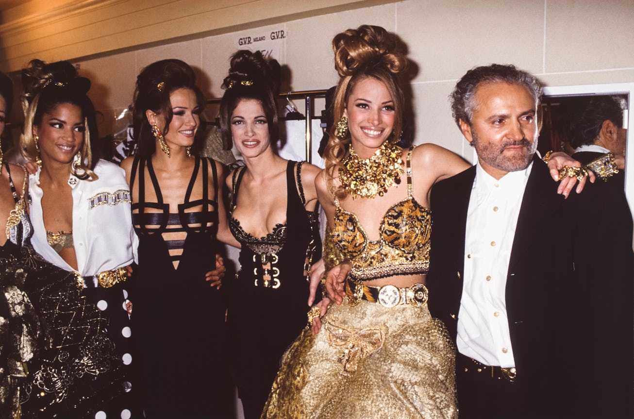 Gianni Versace en compagnie des mannequins Stephanie Seymour et Christy Turlington lors d'un défilé ...