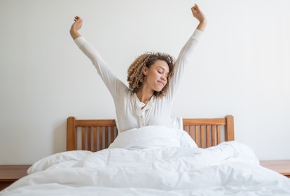 Si vous vous demandez comment vous lever tôt en hiver, gardez un horaire de sommeil régulier.