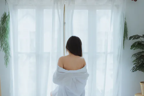 woman standing in front of the mirrow