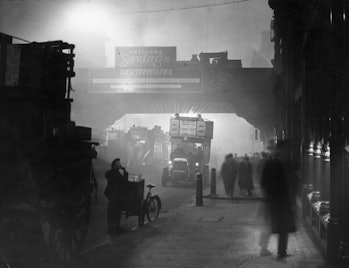 November 1922:  Fog at Ludgate Circus, London.  (Photo by Topical Press Agency/Getty Images)