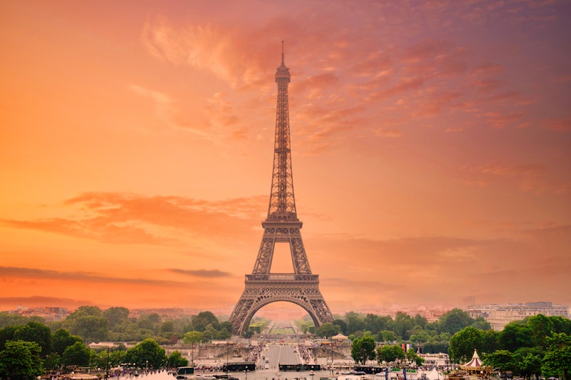 A view of the Eiffel tower at sunset from the Trocadéro