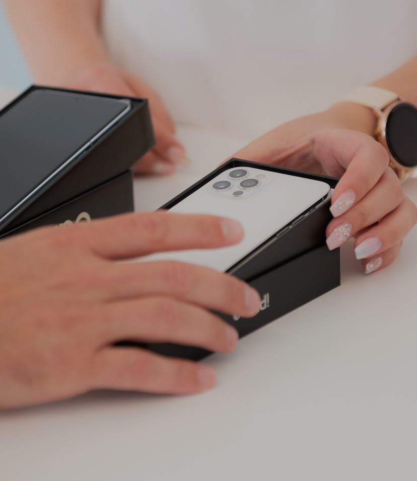 03 July 2021, Baden-Wuerttemberg, Rottweil: A man takes delivery of an iPhone during a sales call. P...