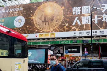 HONG KONG, CHINE - 2021/07/22: Publicité de bannière Bitcoin en espèces électroniques de crypto-monnaie vue dans H...
