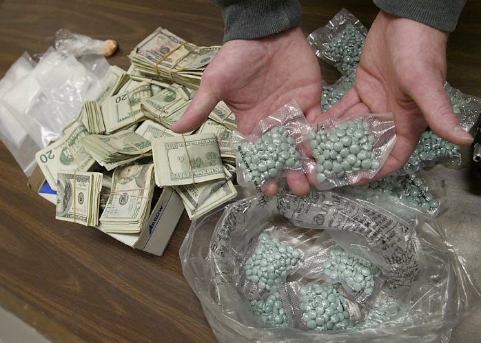 (5/25/05 Revere, MA) BIG DRUG BUST - State Police from the Suffolk County DA's CPAC along with the R...