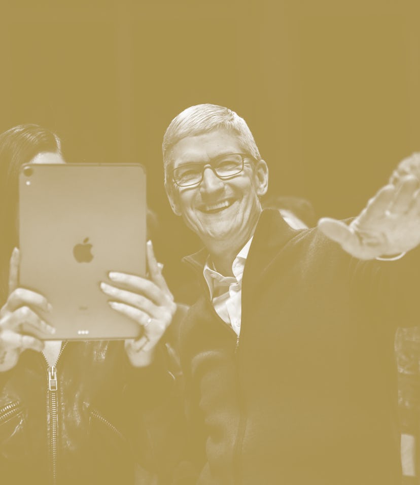 NEW YORK, NY - OCTOBER 30: Tim Cook, CEO of Apple laughs while Lana Del Rey (with iPad) takes a phot...