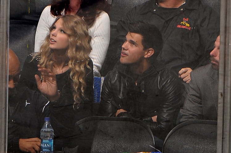 LOS ANGELES, CA - OCTOBER 25:  Taylor Lautner and Taylor Swift attend the NHL game between the Colum...