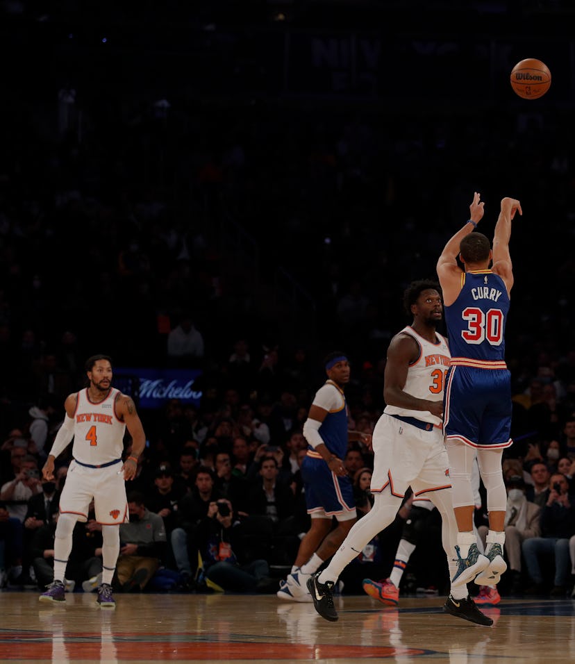 NEW YORK, NEW YORK - DECEMBER 14: (NEW YORK DAILIES OUT) Stephen Curry #30 of the Golden State War...
