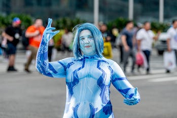 NEW YORK, NEW YORK - OCTOBER 06: A cosplayer dressed as Cortana from "Halo" arrives at New York Comi...