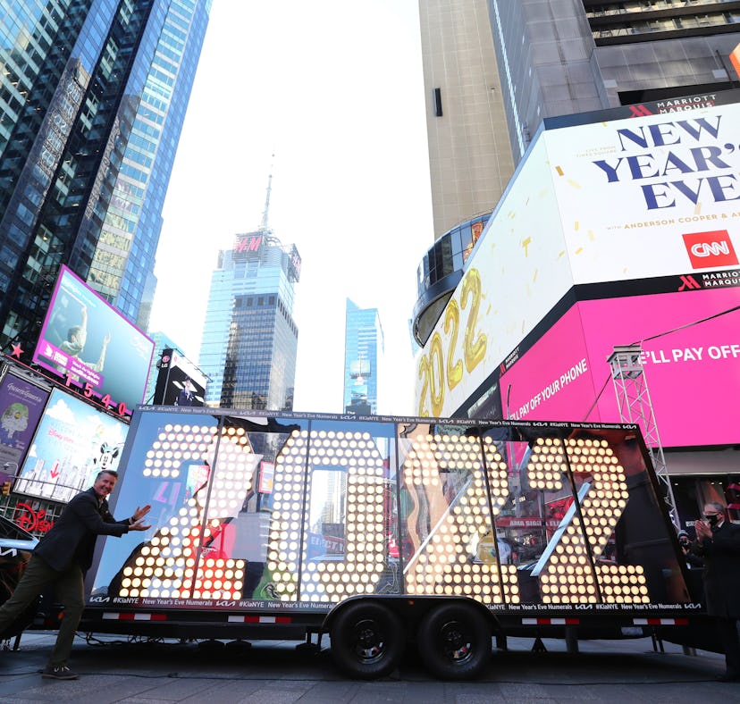 Here's what to know about the 2021 Times Square New Year's Eve ball drop, because it'll have a crowd...
