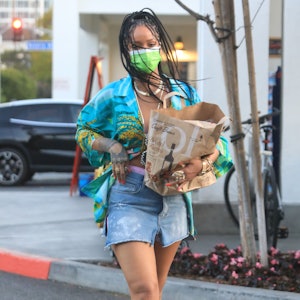 Rihanna porte une minijupe en jean RANDOM IDENTITIES, 2021.