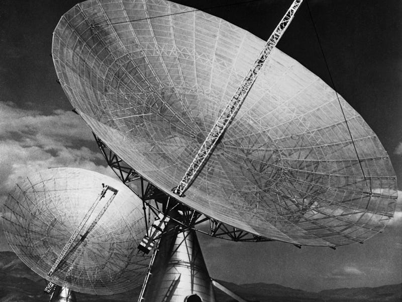 Radio telescopes used to determine whether the planet Jupiter is surrounded by a corona or by a Van ...