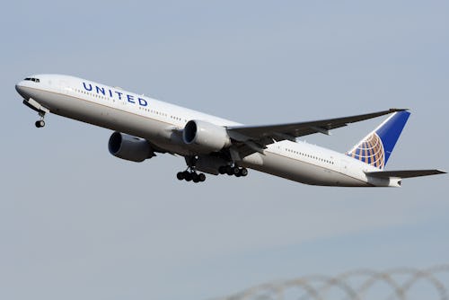 Boeing 777ER United Airlines. Aircraft to Fiumicino Leonardo da Vinci Airport. Fiumicino (Italia), N...
