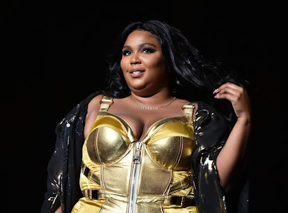 Lizzo gave a shout out to Chris Evans and Drake in a cover performance of "Tyrone."
