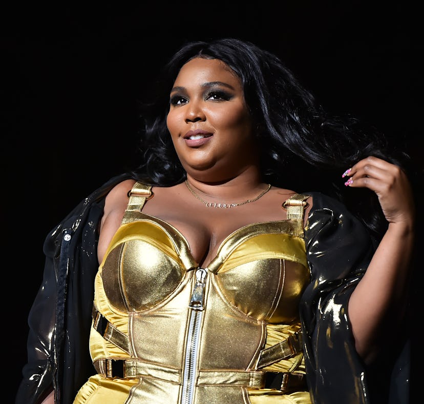 Lizzo gave a shout out to Chris Evans and Drake in a cover performance of "Tyrone."