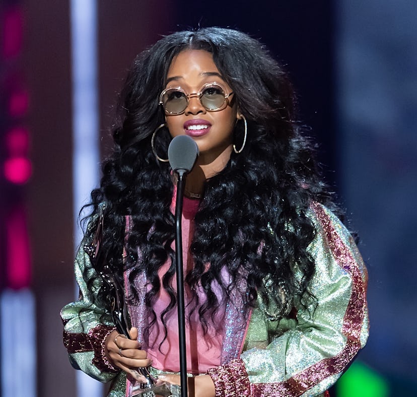 H.E.R. will perform at the 2021 People's Choice Awards.