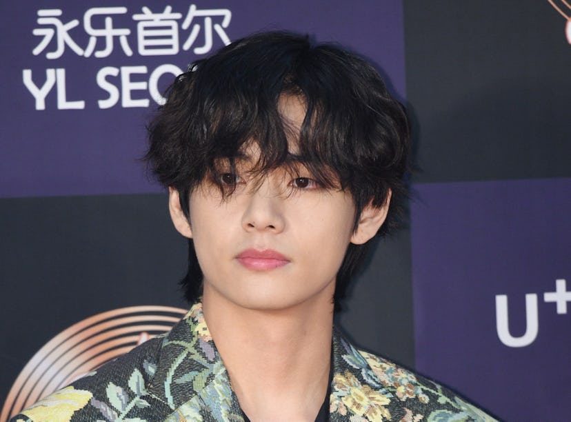 BTS V thanked the ARMY for not swarming him at an airport.