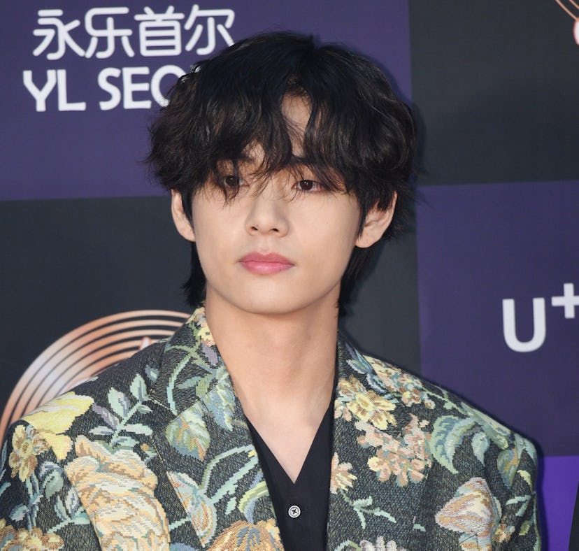 BTS V thanked the ARMY for not swarming him at an airport.