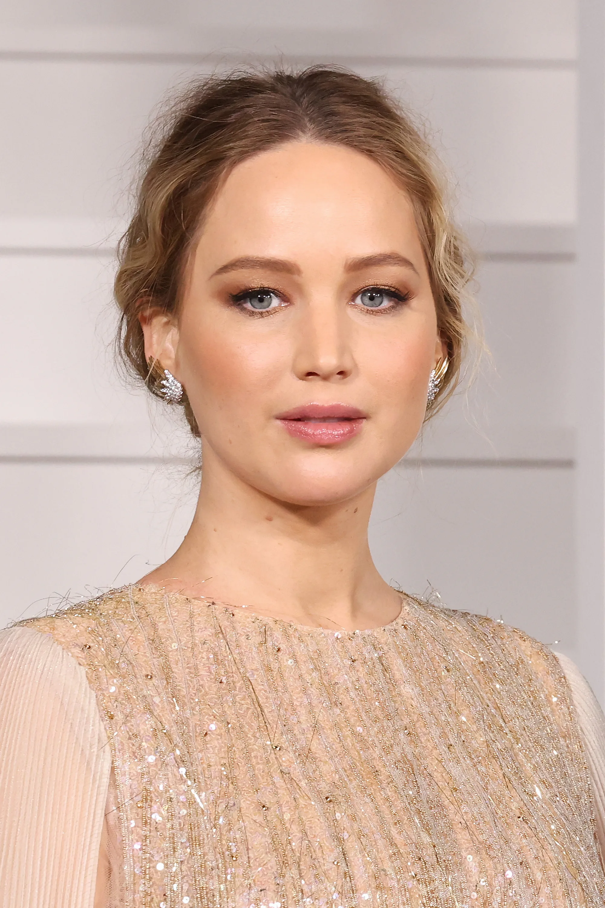 eyeshadow with gold dress Makeup Ideas for Your Gold Dress