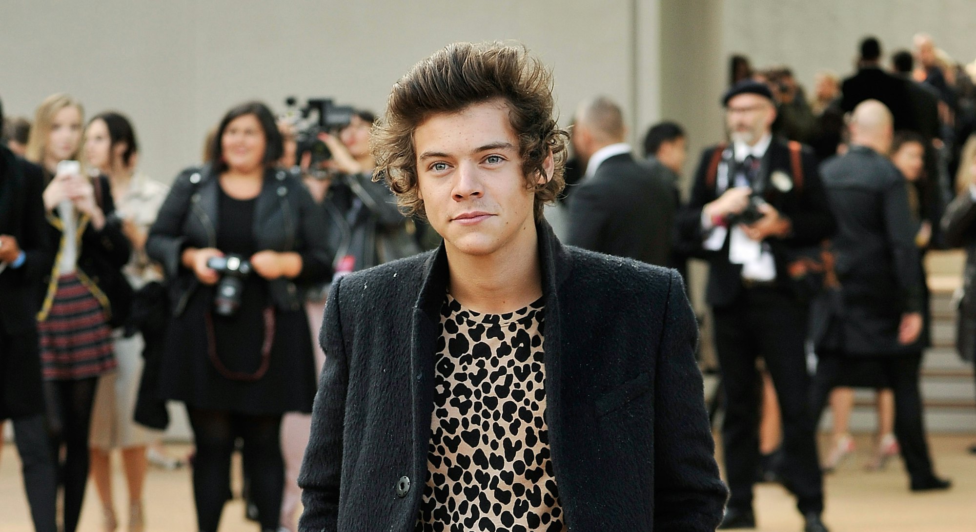 Harry Styles embraces '90s fashion trends with a wardrobe full of retro looks.