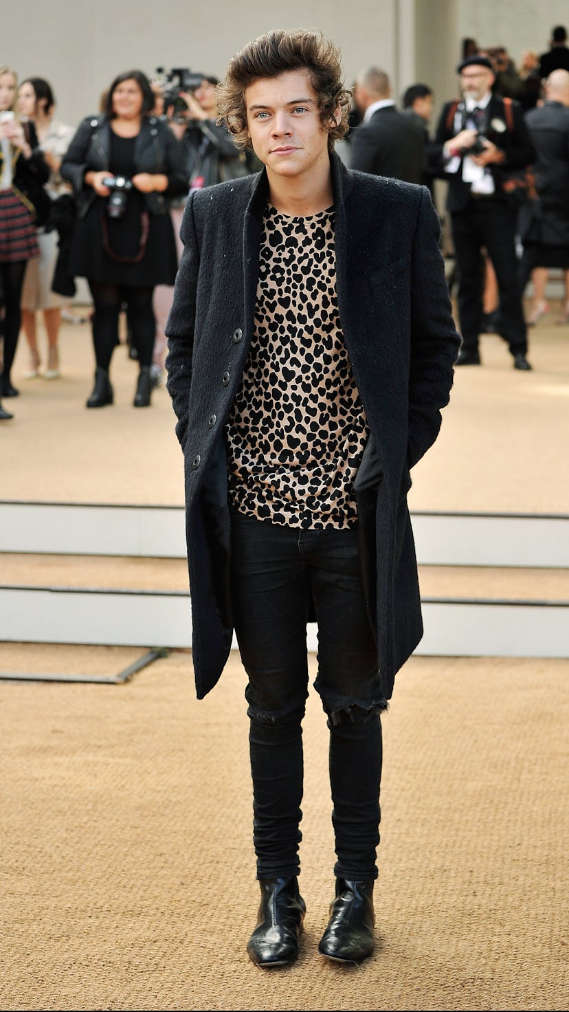 Harry Styles embraces '90s fashion trends with a wardrobe full of retro looks.