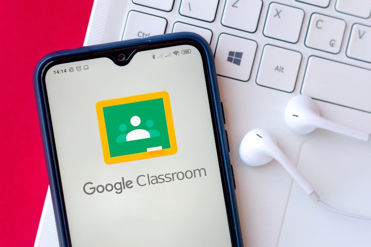 These 20 tweets and memes about Google Classroom are hilariously relatable.