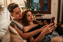 4 Zodiac Signs Mercury Retrograde & Valentine's Day 2021 Will Affect The Least