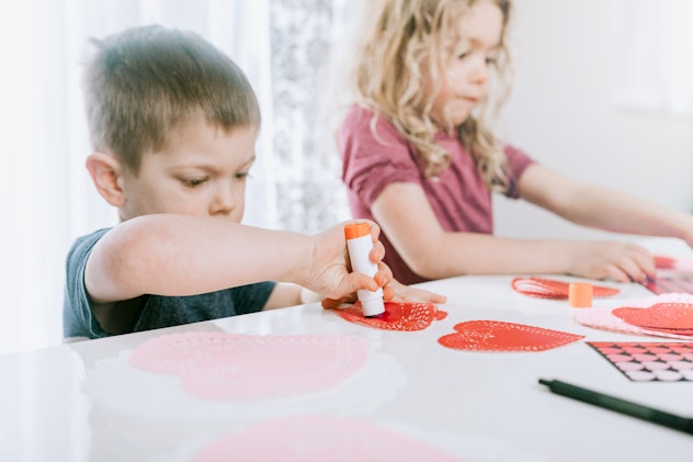 kids making valentines