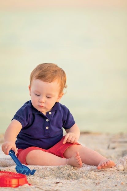 baby leger med sandlegetøj