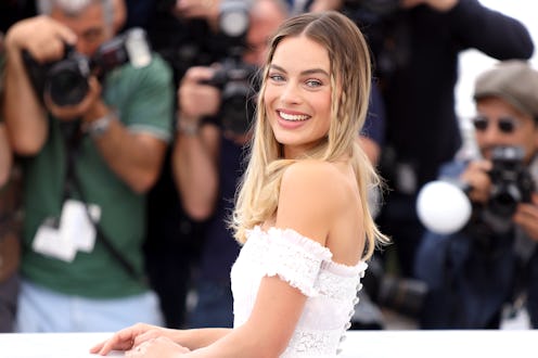 Margot Robbie's Golden Globes 2021 Dress Inspired Strong Twitter Reactions