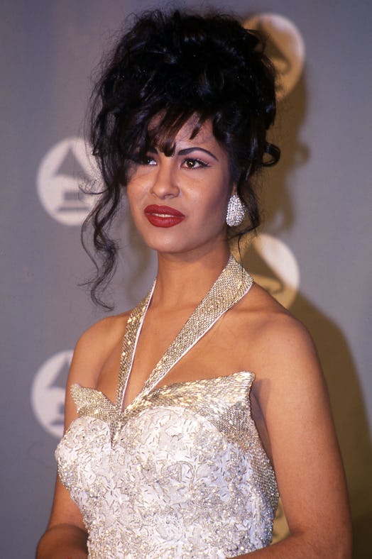 Selena Quintanilla red lipstick at grammys 1994