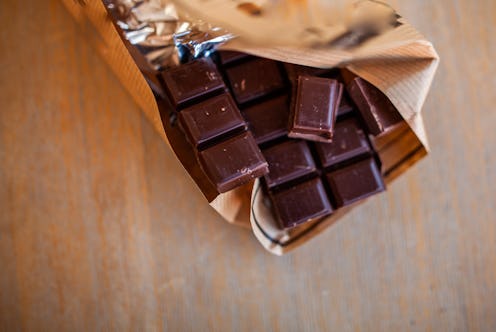 Cette photographie présente une tablette de chocolat noir spécial pâtisserie.