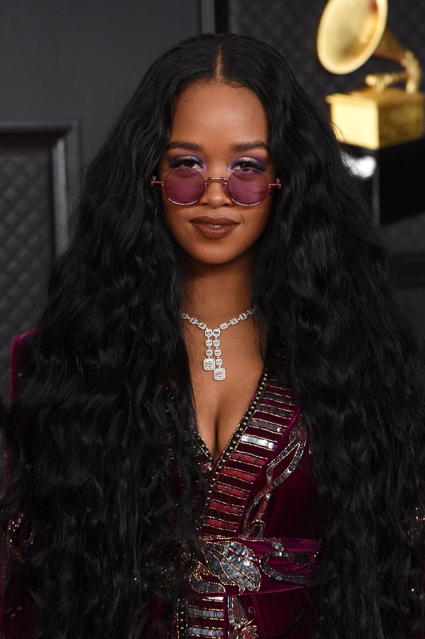 H.E.R.'s long, middle-parted locks were a '70s moment.