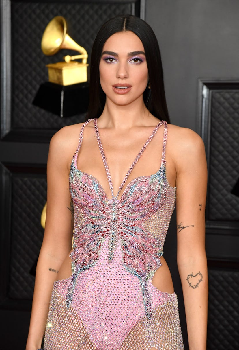 Dua Lipa's pastel eyeshadow was a '90s throwback at the Grammys.